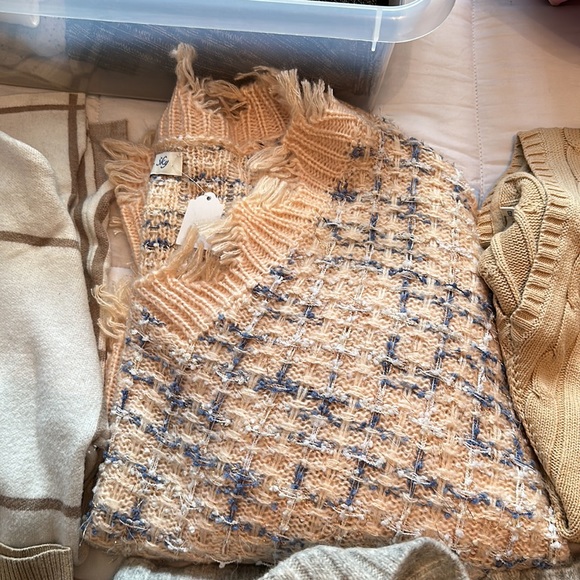 Six. Women’s assorted, sweaters size large\XL. - Picture 4 of 15